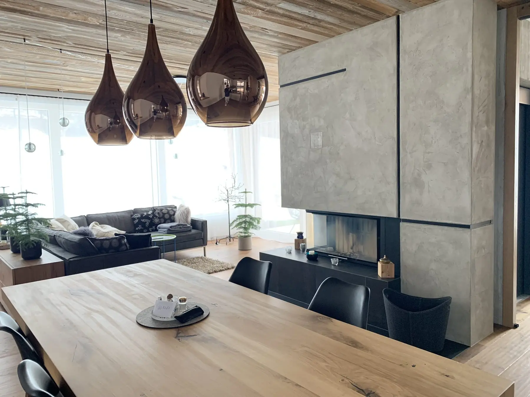 Kreative Spachteltechnik, fugenfreie Wand im Wohnraum