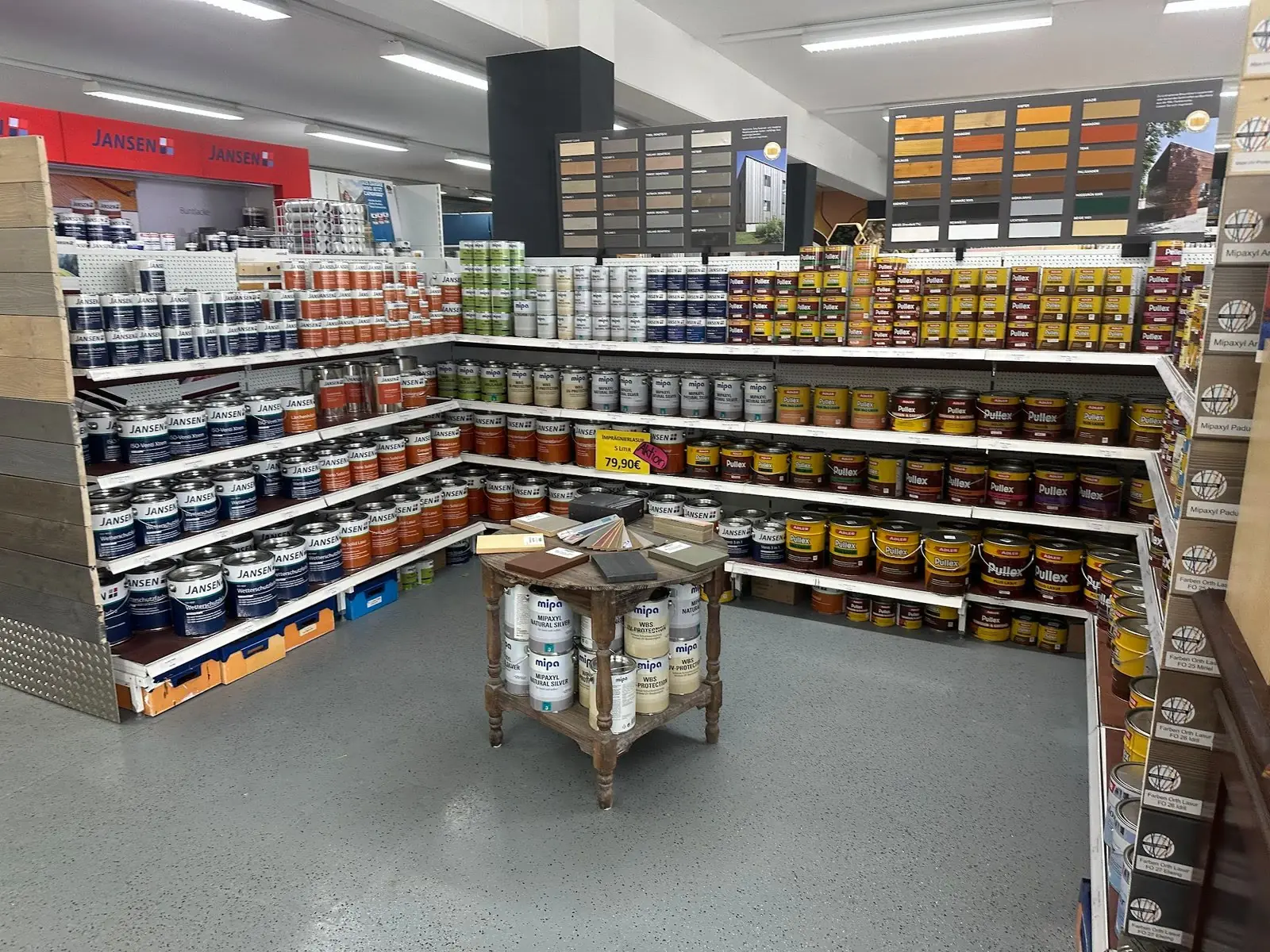 Farbmuster und Gebinde zur Beratung im Laden